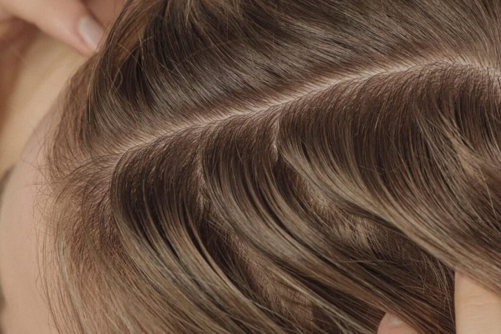 Exfoliación del cuero cabelludo: clave para un cabello sano 1 exfoliación del cuero cabelludo