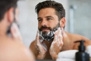 Cuidado de la piel masculina durante un tratamiento facial