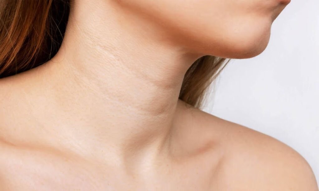 Cuidado de la piel del cuello y escote para prevenir el envejecimiento prematuro