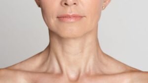Masaje en los músculos del cuello y la línea mandibular para el cuidado facial